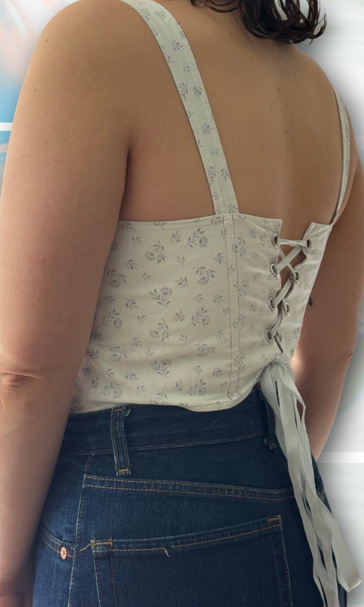 Corset blanc à fleurs bleues