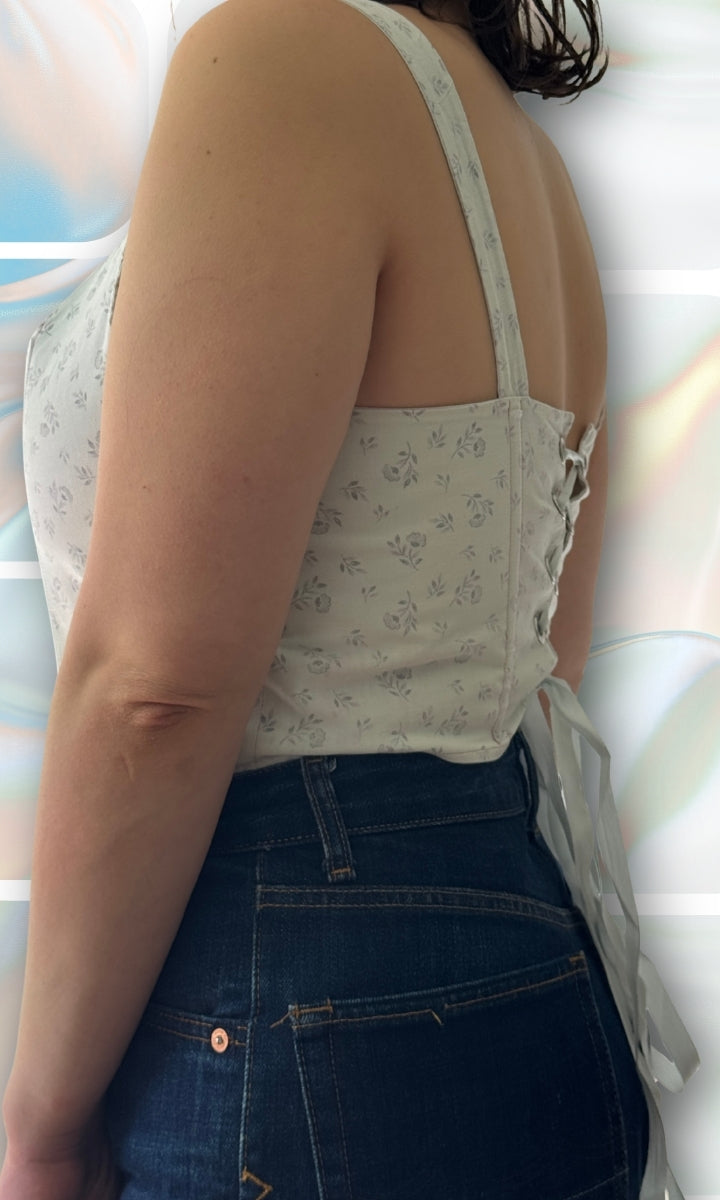 Corset blanc à fleurs bleues