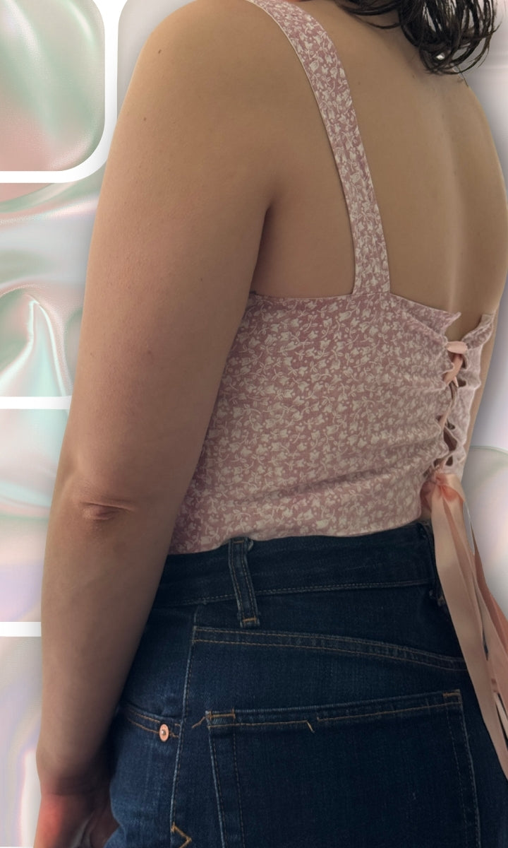 Haut lacé dans le dos rose à fleurs blanches