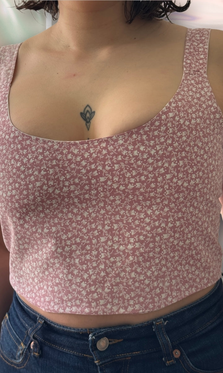 Haut lacé dans le dos rose à fleurs blanches