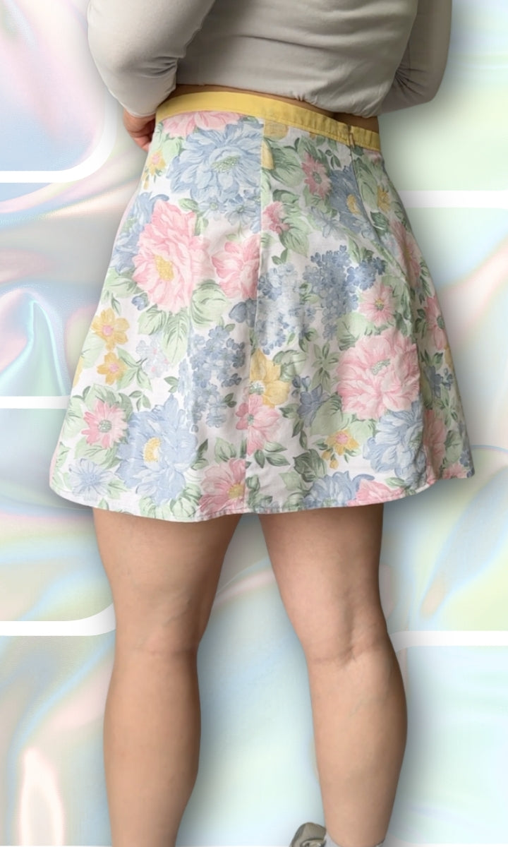 Jupe à fleurs, ceinture jaune
